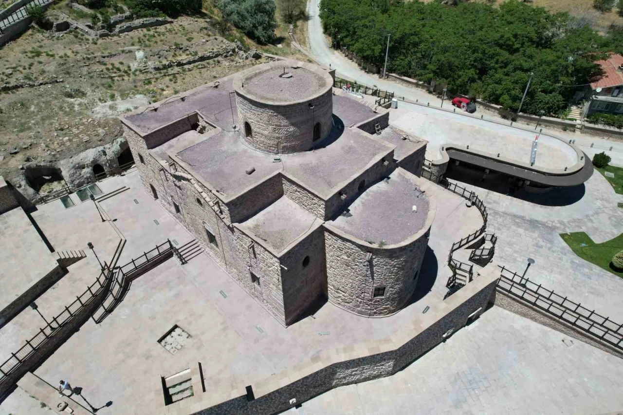 Bin 700 yıldır ayakta olan kilise, müze olarak ziyaretçilerini ağırlıyor
