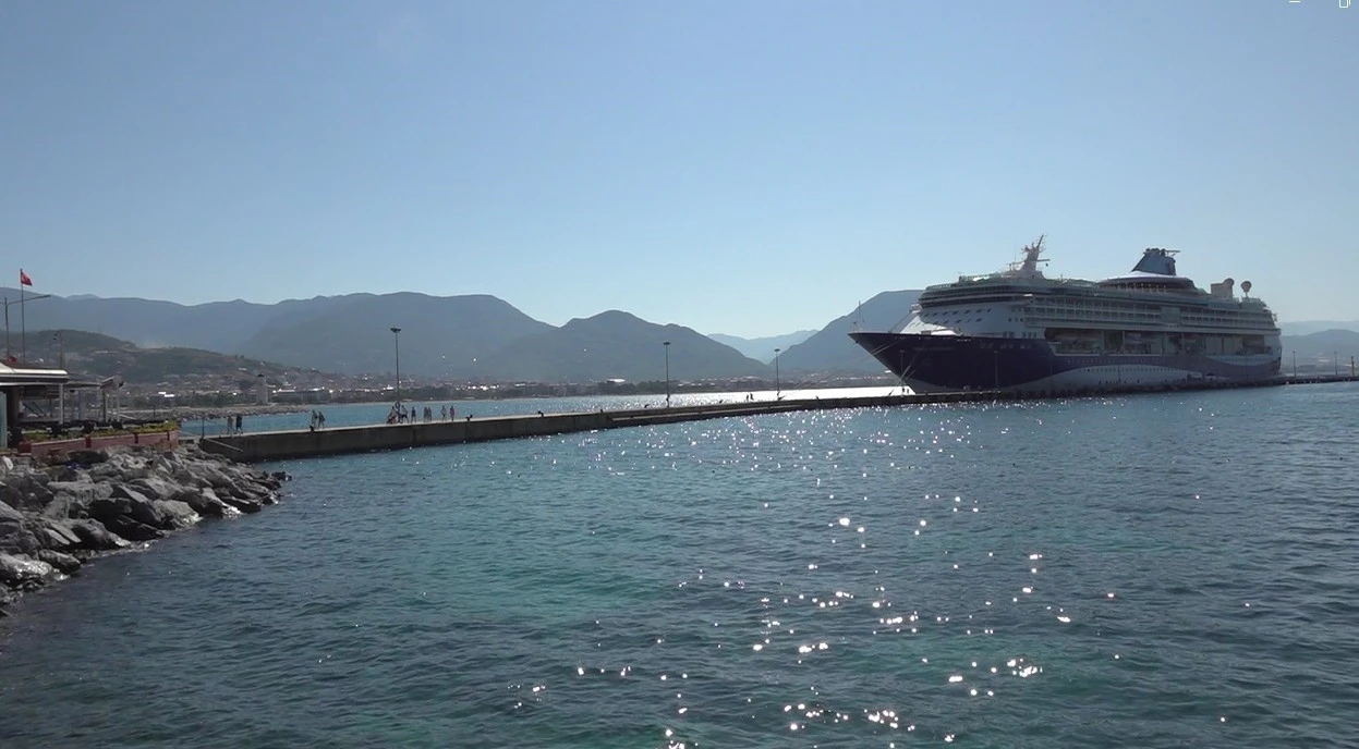 Bin 794 yolcu 740 mürettebatlı dev gemi Alanya’ya iskelesine demirledi
