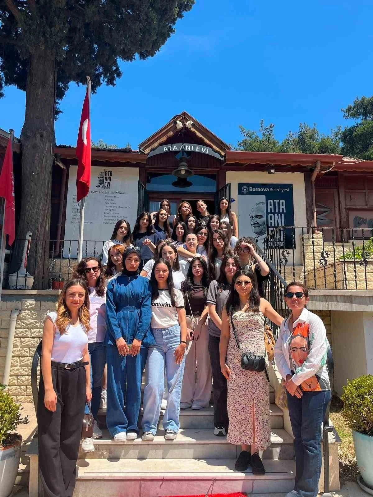 Bin liseli gen&ccedil; m&uuml;zelerle tanıştı
