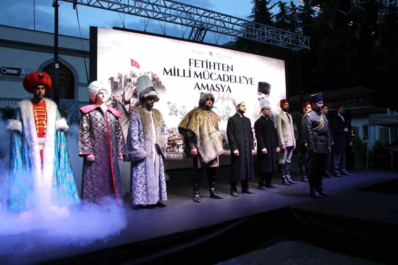 Bin yıllık kıyafetler defilede: "Fetihten Milli M&uuml;cadeleye Amasya"
