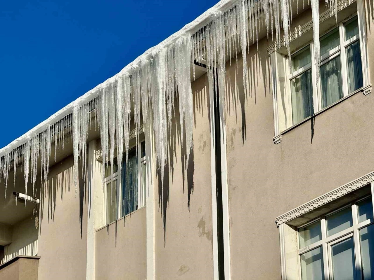 Bina &ccedil;atılarındaki dev buz sarkıtları tehlike sa&ccedil;ıyor