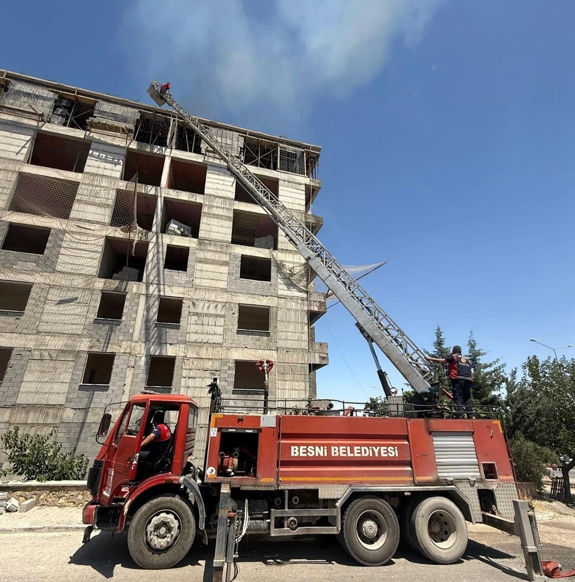 Bina inşaatında çıkan yangın korkuttu
