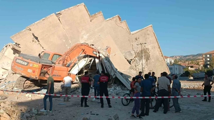 Bina iş makinesinin üzerine çöktü
