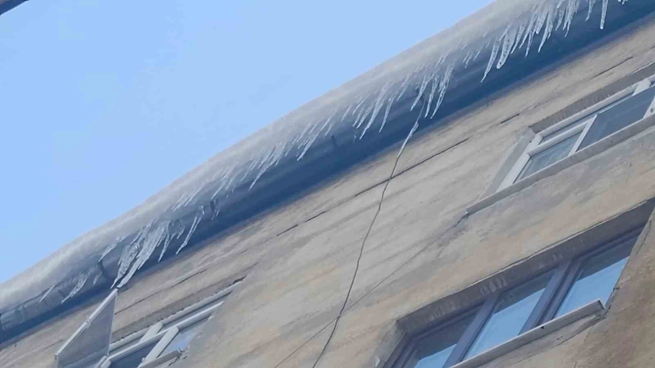 Binadan sarkan buzlar tehlike sa&ccedil;ıyor
