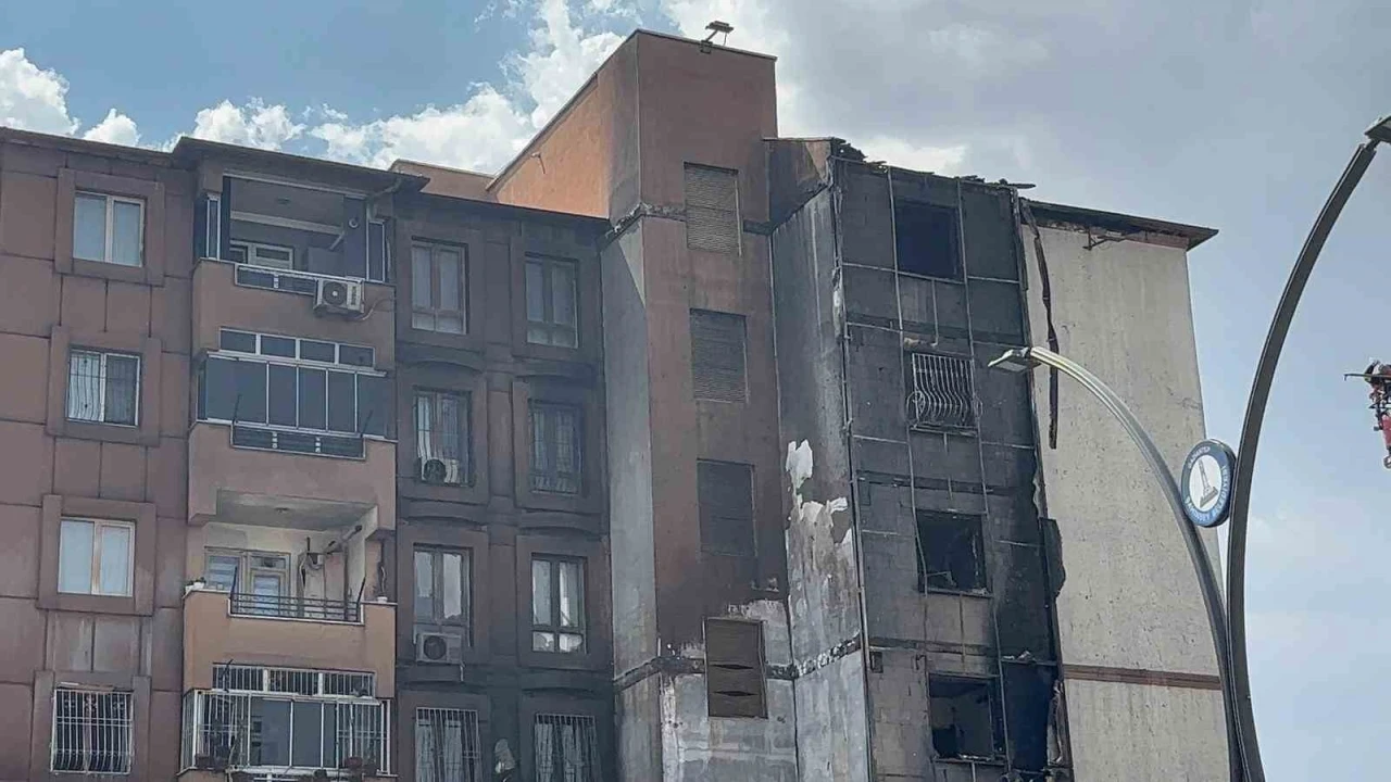 Binanın alt katındaki dükkanda çıkan yangında dumandan etkilenen 15 kişi yaralandı
