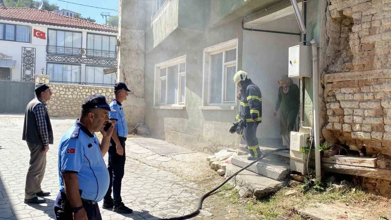 Binanın bodrum katında çıkan yangın söndürüldü
