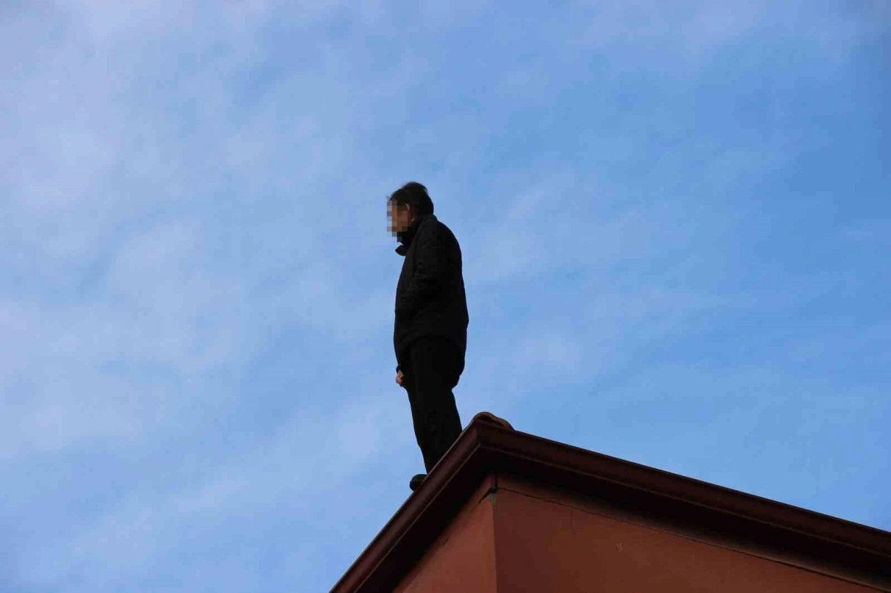 Binanın çatısında intihara kalkışan şahsı İl Emniyet Müdürü ikna etti
