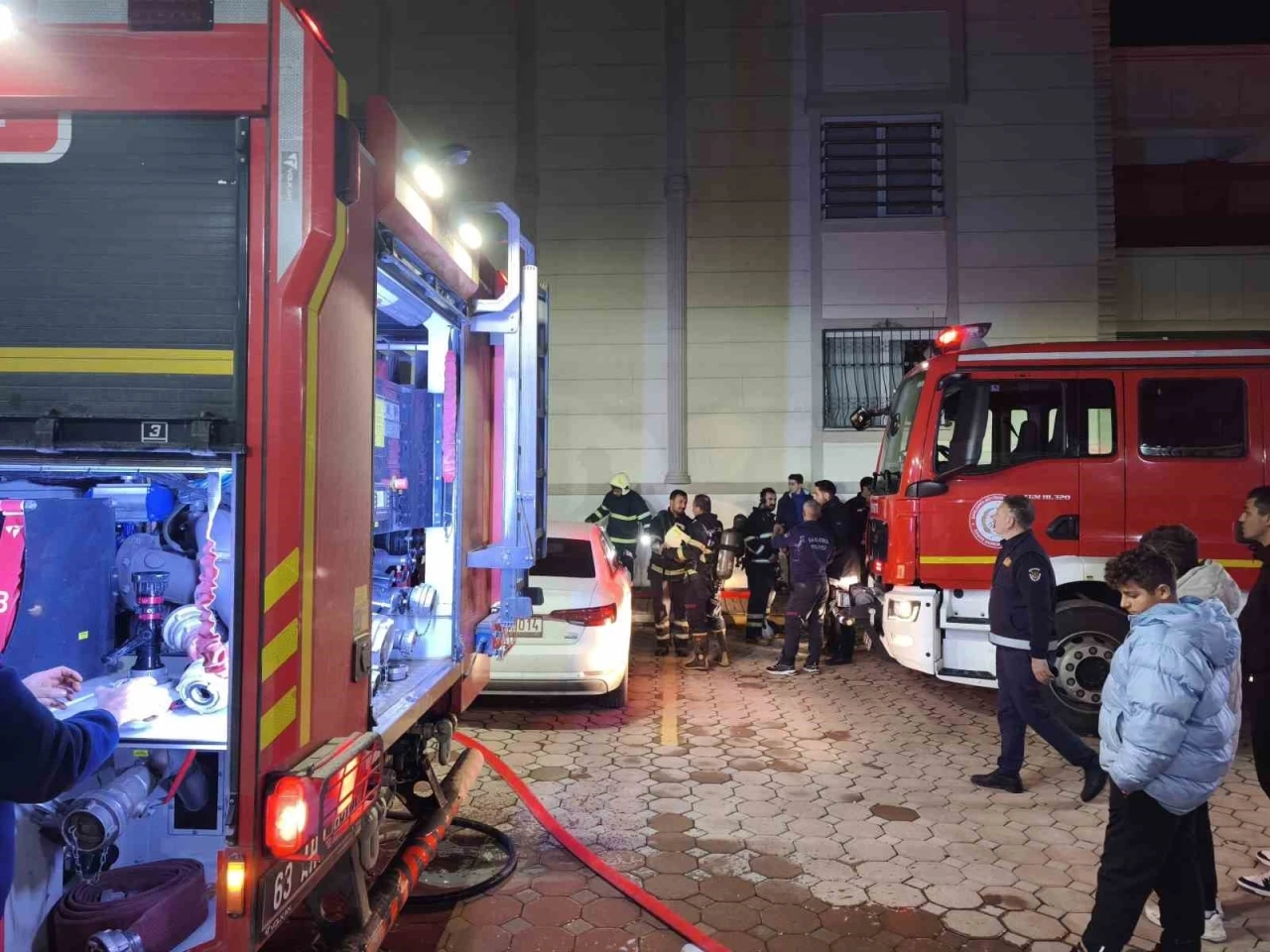 Binanın girişinde &ccedil;ıkan yangın korkuttu
