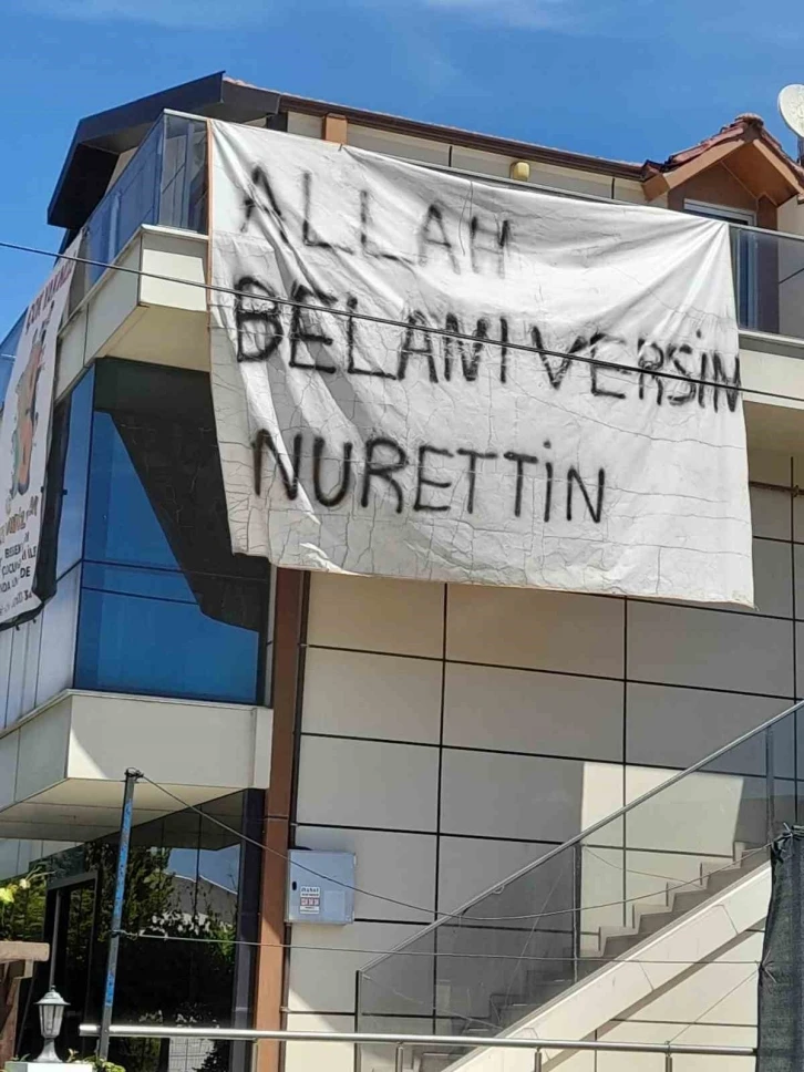 Binaya asılan dev pankartı gören dönüp bir daha baktı
