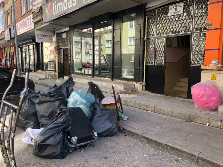 Binayı &ccedil;&ouml;p alanına &ccedil;evirdiler
