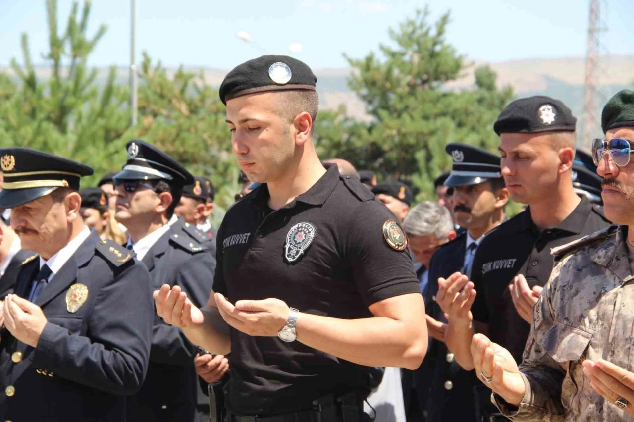 Bing&ouml;l&rsquo;de 15 Temmuz şehitleri dualarla anıldı
