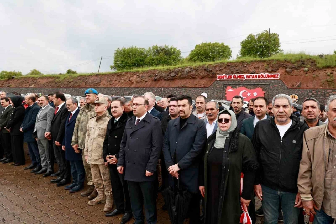 Bing&ouml;l&rsquo;de 33 şehit, 33&rsquo;&uuml;nc&uuml; yıld&ouml;n&uuml;m&uuml;nde dualarla anıldı
