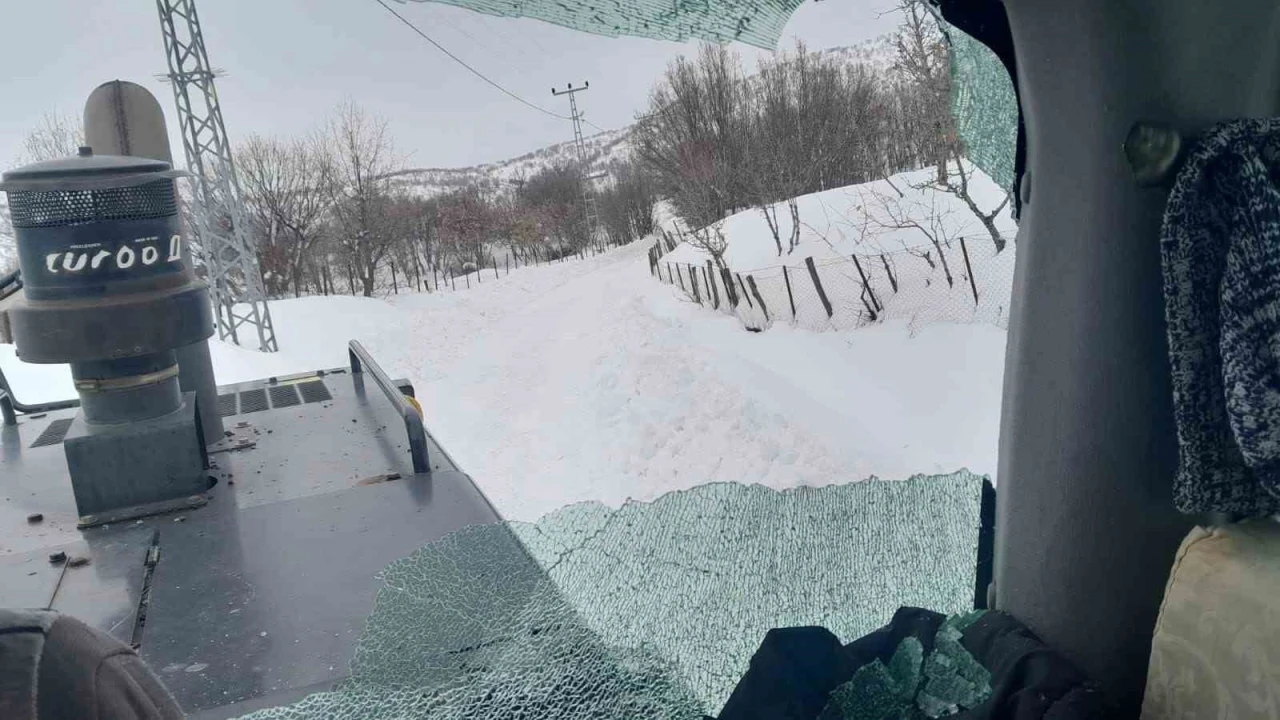 Bing&ouml;l&rsquo;de ahır yolunu a&ccedil;madılar diye iş makinesine saldırdılar
