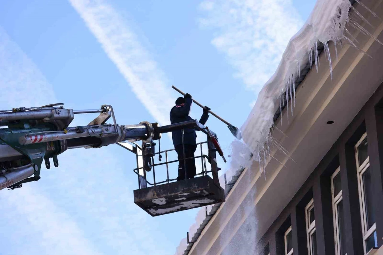 Bing&ouml;l&rsquo;de buz sarkıtları itfaiye ekiplerince temizlendi
