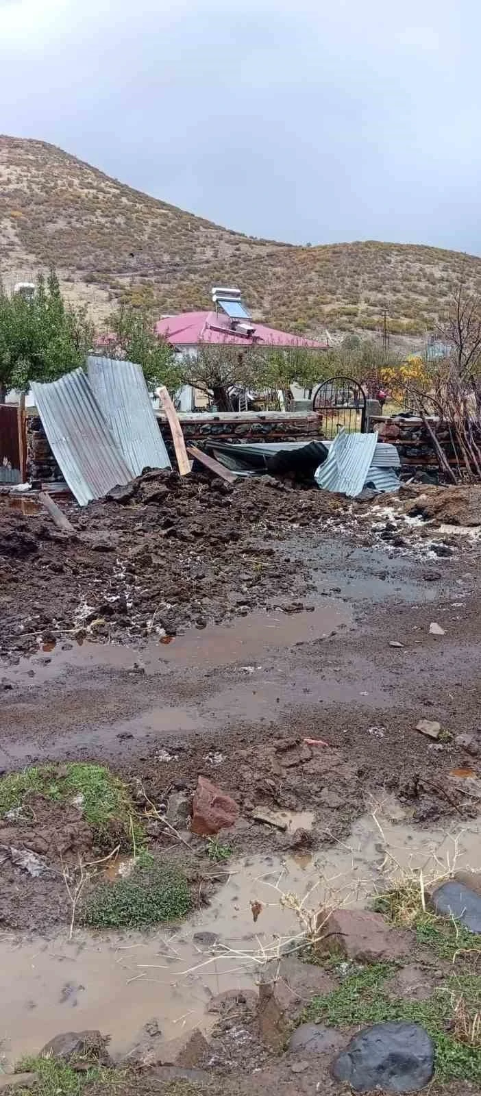 Bingöl’de fırtına çatıları uçurdu