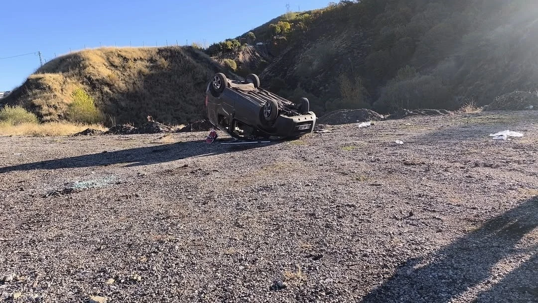Bingöl’de hafif ticari araç takla attı: 5 yaralı