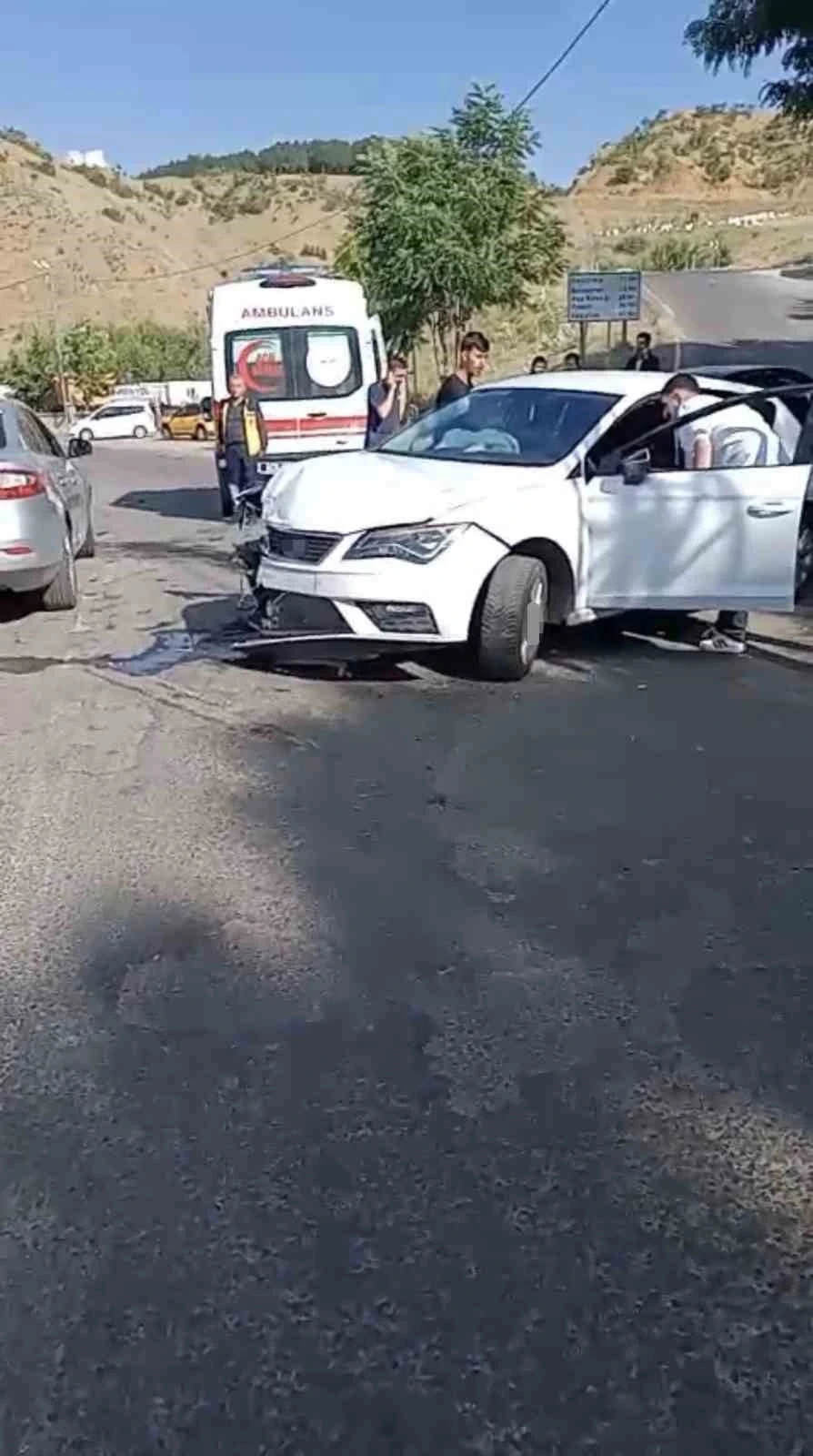 Bing&ouml;l&rsquo;de iki otomobil &ccedil;arpıştı: 2 kişi yaralandı
