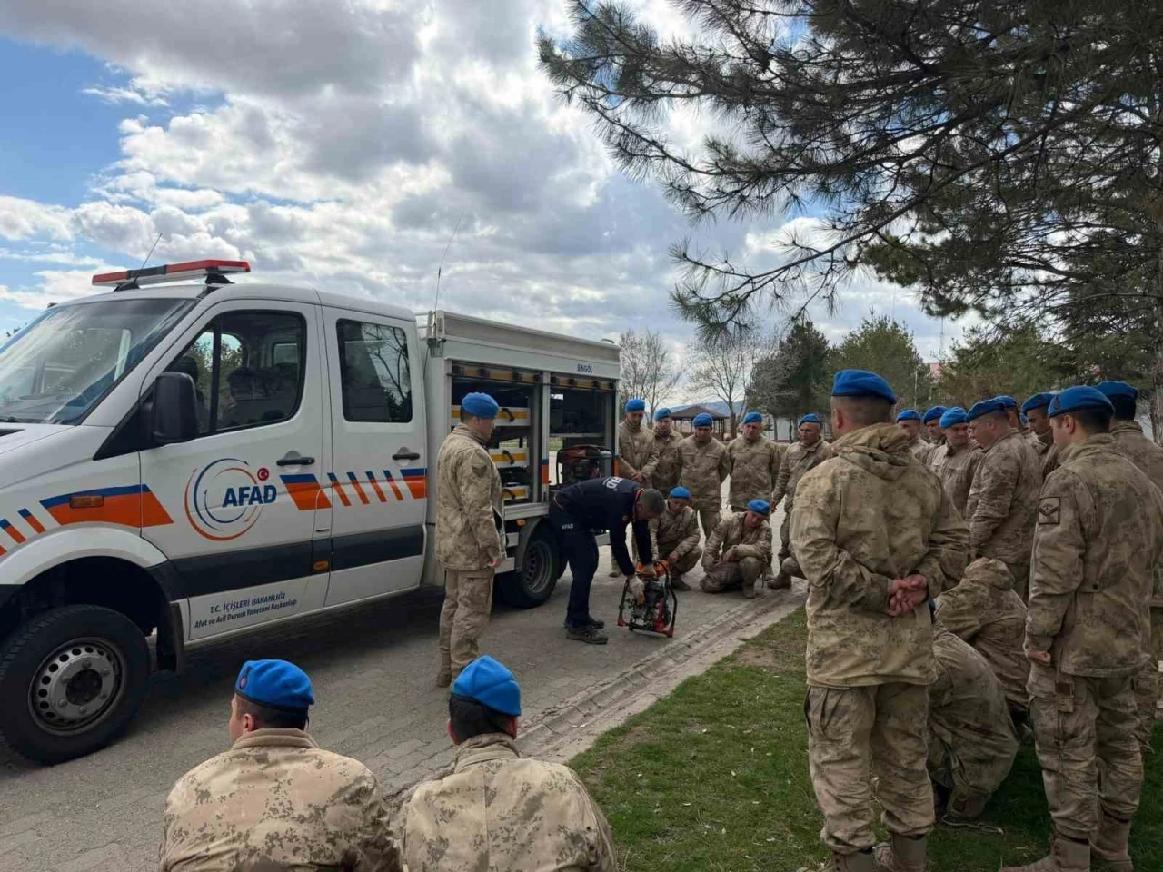 Bing&ouml;l&rsquo;de jandarma personeline enkazda arama kurtarma eğitimi
