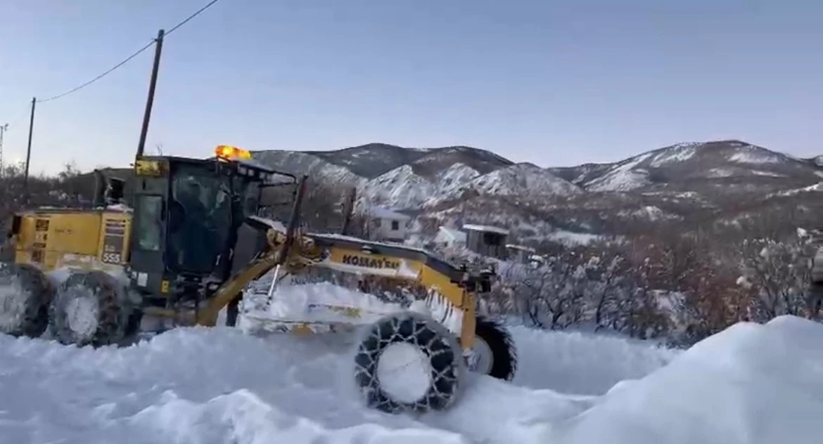 Bing&ouml;l&rsquo;de kapalı k&ouml;y yollarının b&uuml;y&uuml;k b&ouml;l&uuml;m&uuml; ulaşıma a&ccedil;ıldı: 24 k&ouml;y yolunda &ccedil;alışmalar s&uuml;r&uuml;yor
