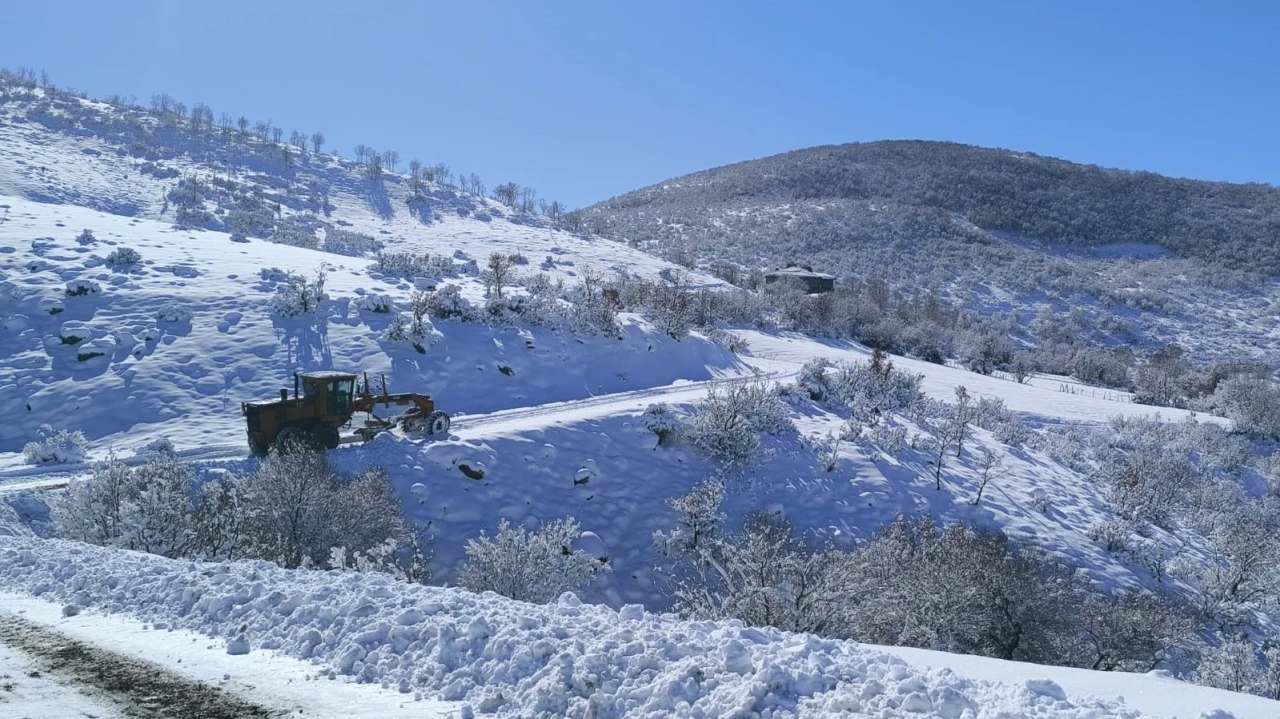 Bing&ouml;l&rsquo;de kapanan k&ouml;y yollarında &ccedil;alışmalar aralıksız s&uuml;r&uuml;yor
