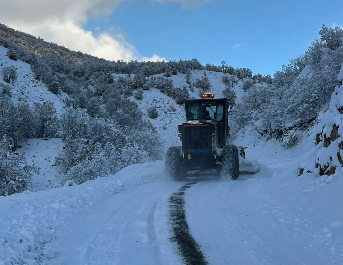 Bing&ouml;l&rsquo;de kardan dolayı kapanan 75 k&ouml;y yolunda &ccedil;alışmalar s&uuml;r&uuml;yor
