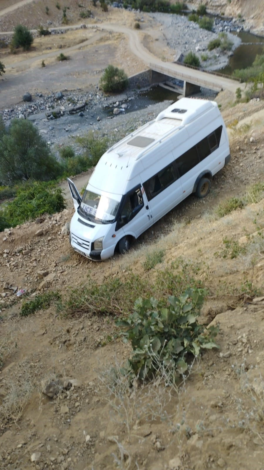 Bingöl’de kontrolden çıkan minibüs şarampole girdi: 7 yaralı
