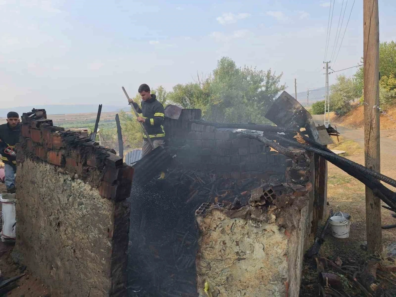 Bingöl’de odunluk yangını, eve sıçramadan söndürüldü
