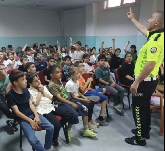 Bing&ouml;l&rsquo;de &ouml;ğrencilere trafik g&uuml;venliği eğitimi
