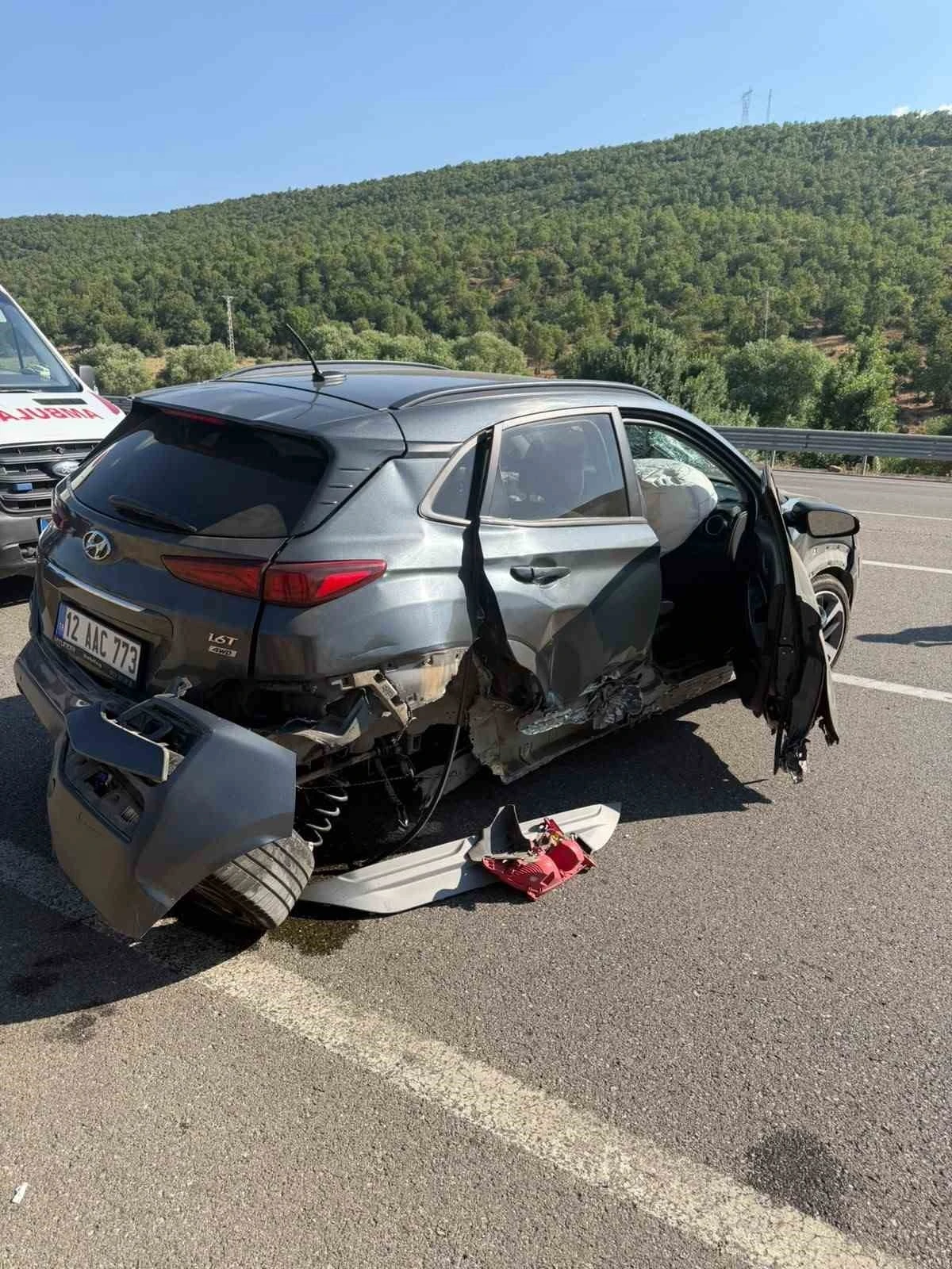 Bing&ouml;l&rsquo;de otomobil bariyerlere &ccedil;arptı: 2 yaralı

