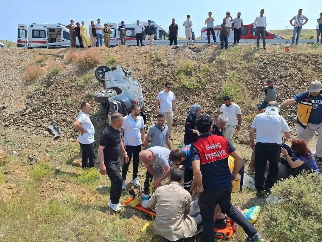 Bingöl’de otomobil şarampole devrildi: 4 yaralı
