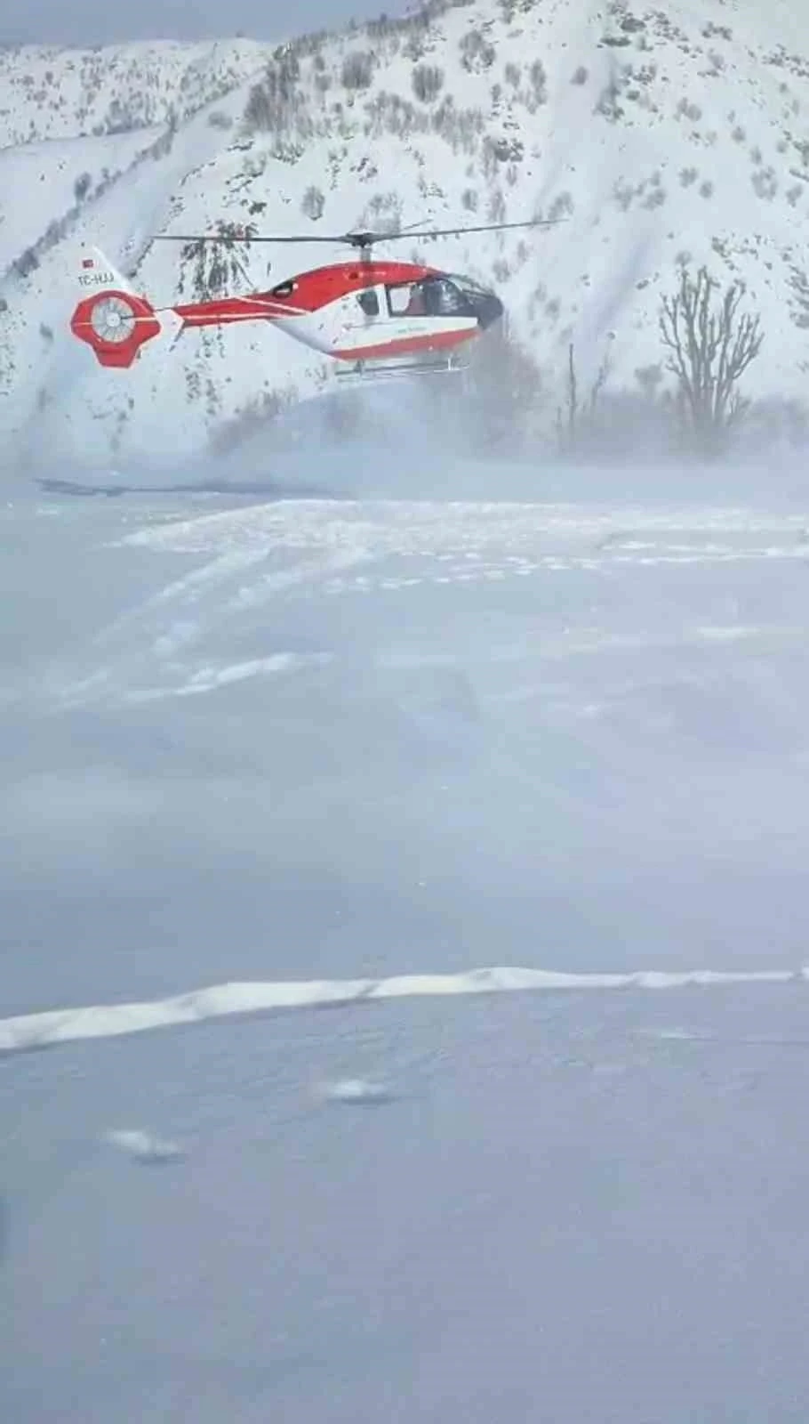 Bing&ouml;l&rsquo;de rahatsızlanan gen&ccedil;, ambulans helikopterle hastaneye yetiştirildi
