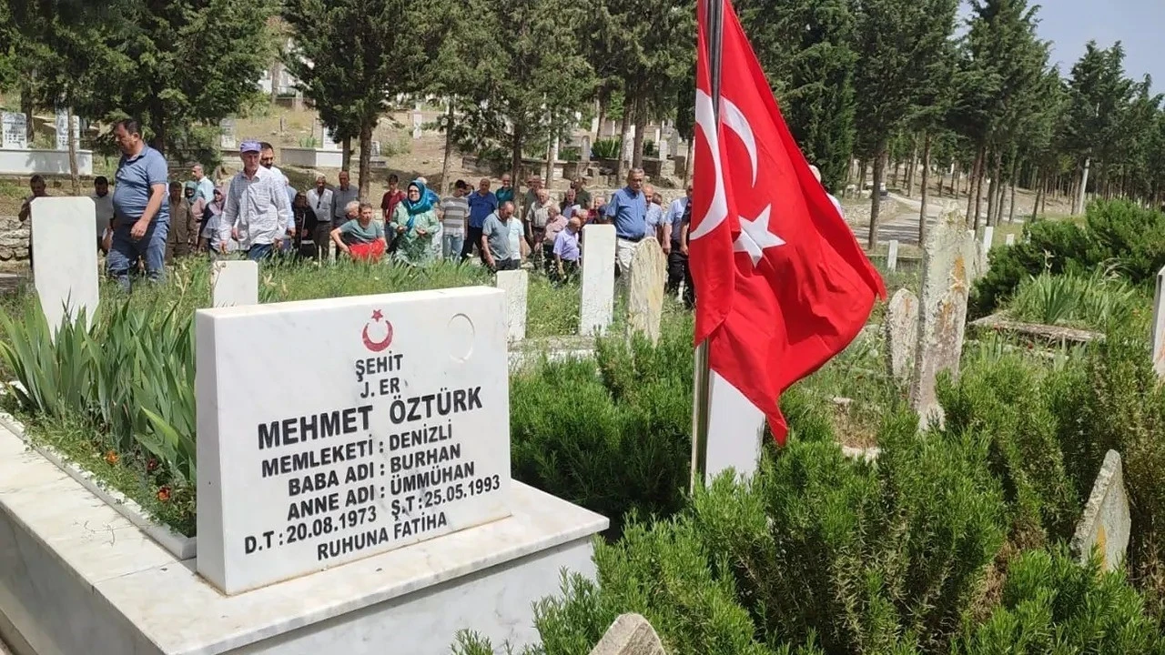 Bingöl’de şehit edilen 33 askerden birisi olan Denizlili es mezarı başında anıldı
