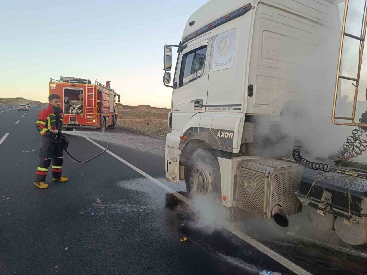 Bing&ouml;l&rsquo;de seyir halindeki tırda yangın paniği: Facia son anda &ouml;nlendi
