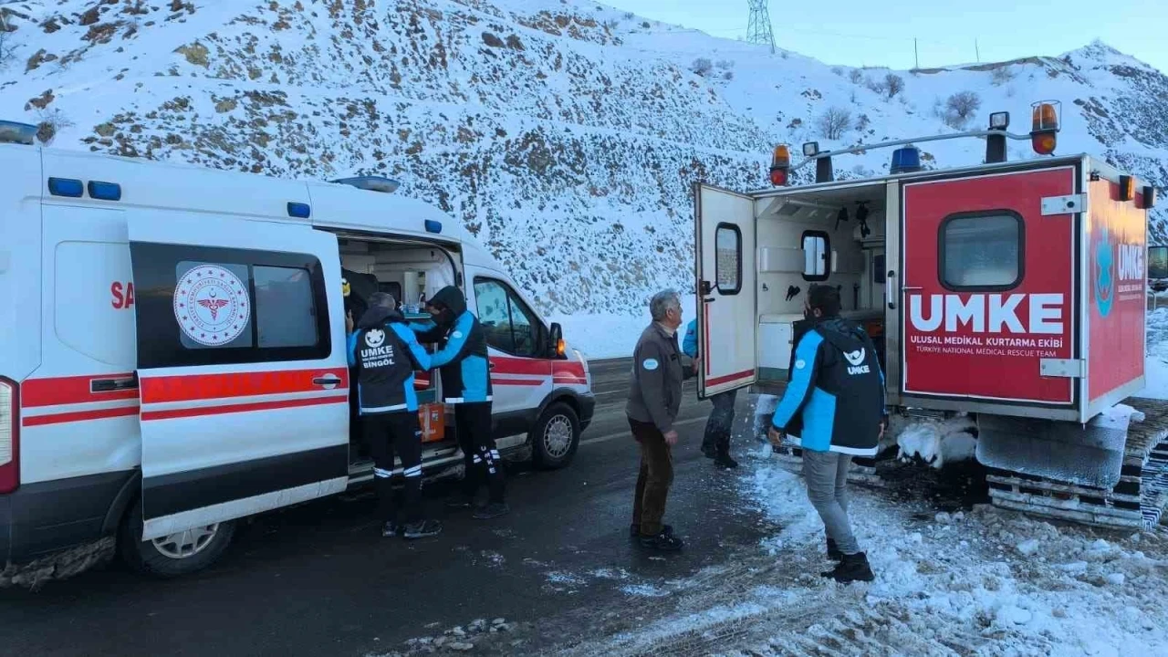 Bing&ouml;l&rsquo;de UMKE&rsquo;den zorlu şartlarda hasta nakli
