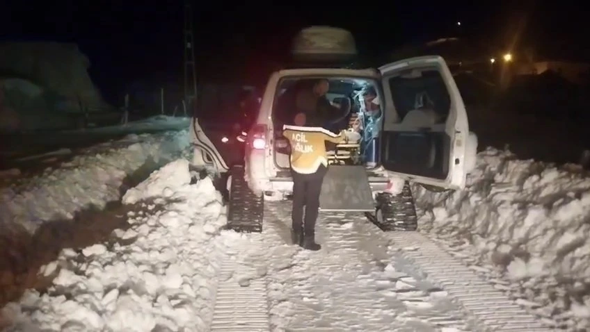 Bing&ouml;l&rsquo;de yolda kalan paletli ambulansı ekipler kurtardı
