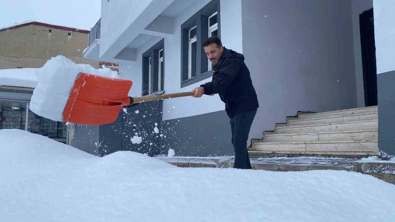 Bing&ouml;l genelinde kar yağışı etkisini s&uuml;rd&uuml;r&uuml;yor
