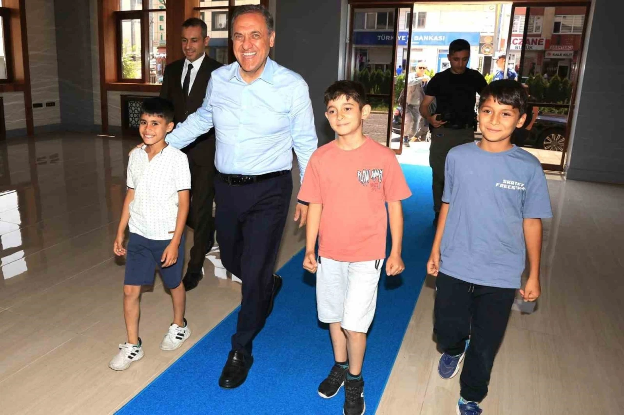 Bingöl Valisi Usta, çocukları makam arabasına aldı, makamında ağırladı
