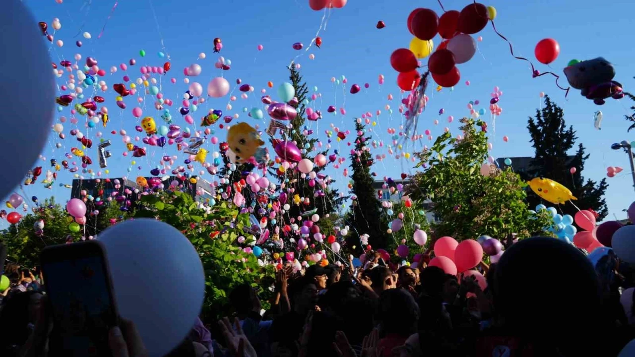 Binlerce balon minik Elif Azra için gökyüzüne bırakıldı
