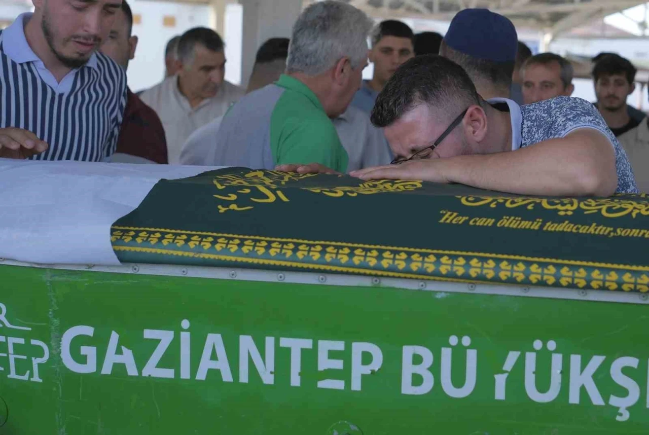 Binlerce balonun bırakıldığı Elif Azra, hayatını kaybetti
