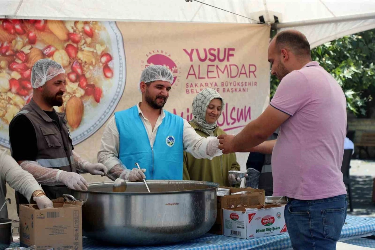 Binlerce kişiye aşure bereketini ulaştırdılar
