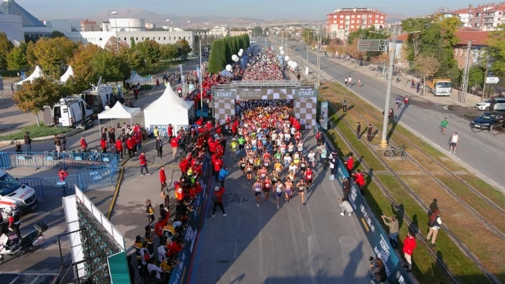 Binlerce sporcu 2. Uluslararası Konya Yarı Maratonu&rsquo;nda &ldquo;iyilik&rdquo; i&ccedil;in koştu

