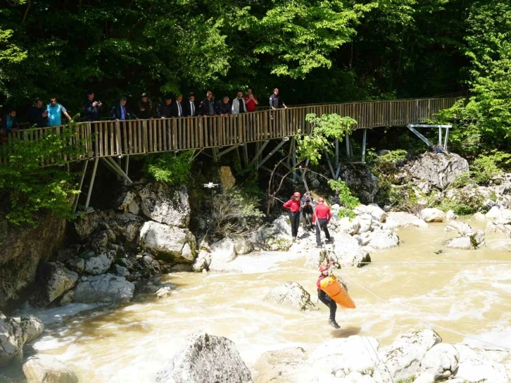 Binlerce turistin ziyaret ettiği kanyonda gerçeğini aratmayan tatbikat
