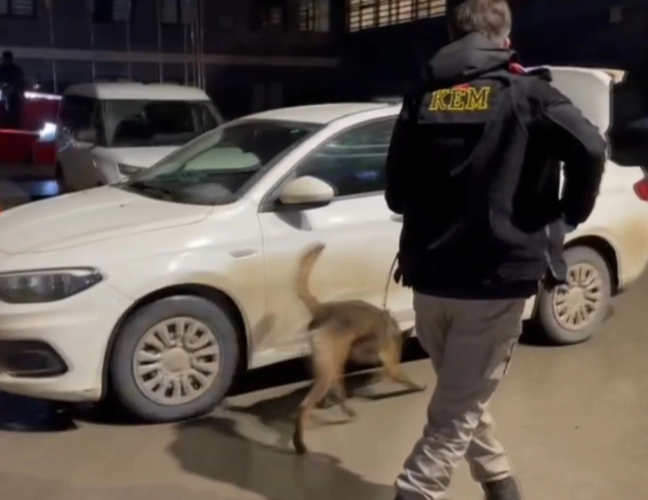 Binlerce uyuşturucu hap ele ge&ccedil;irildi: 3 kişi tutuklandı
