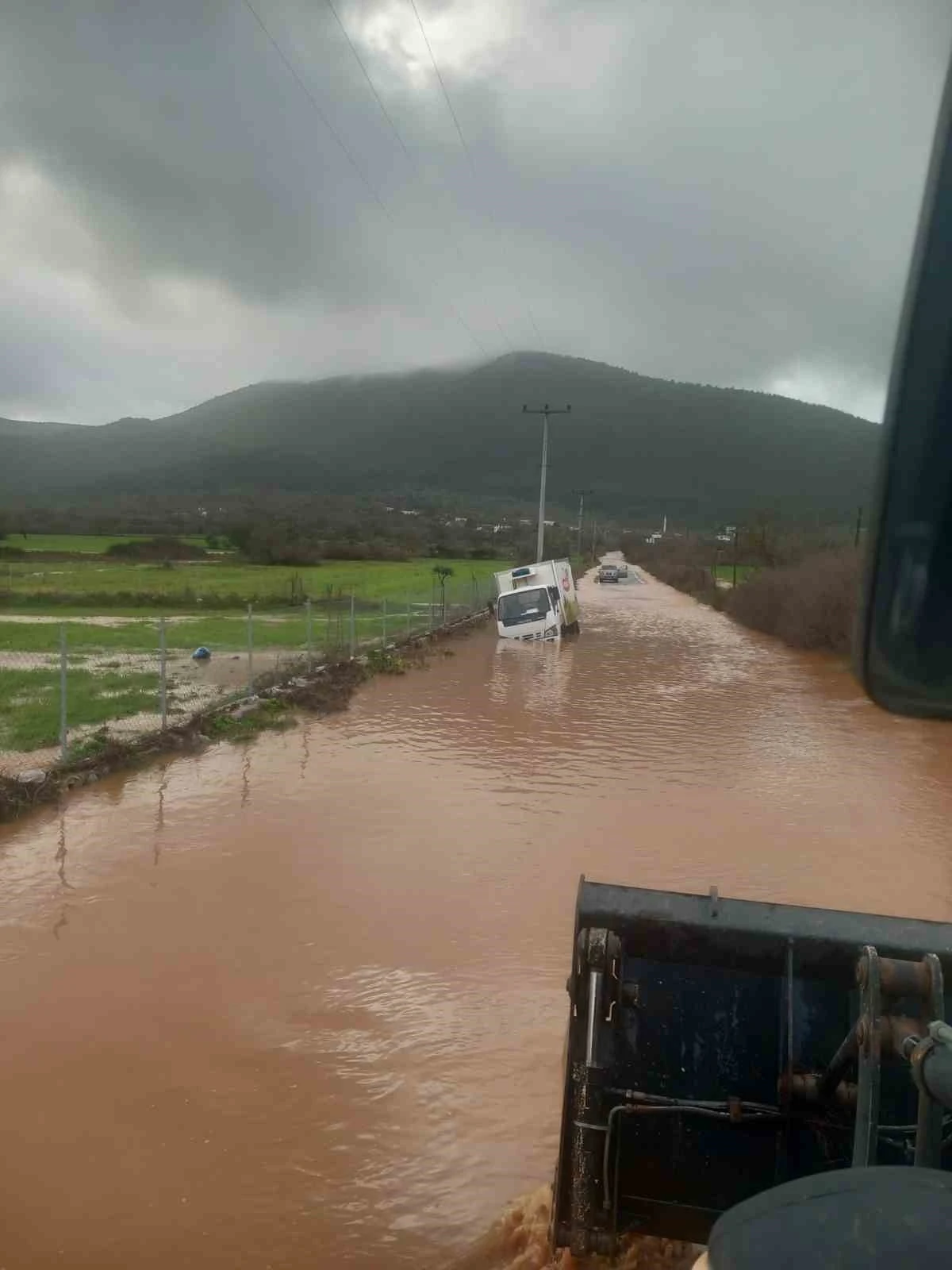Bir anda bastıran yağmur kamyoneti yolda bıraktı, bir evi su bastı
