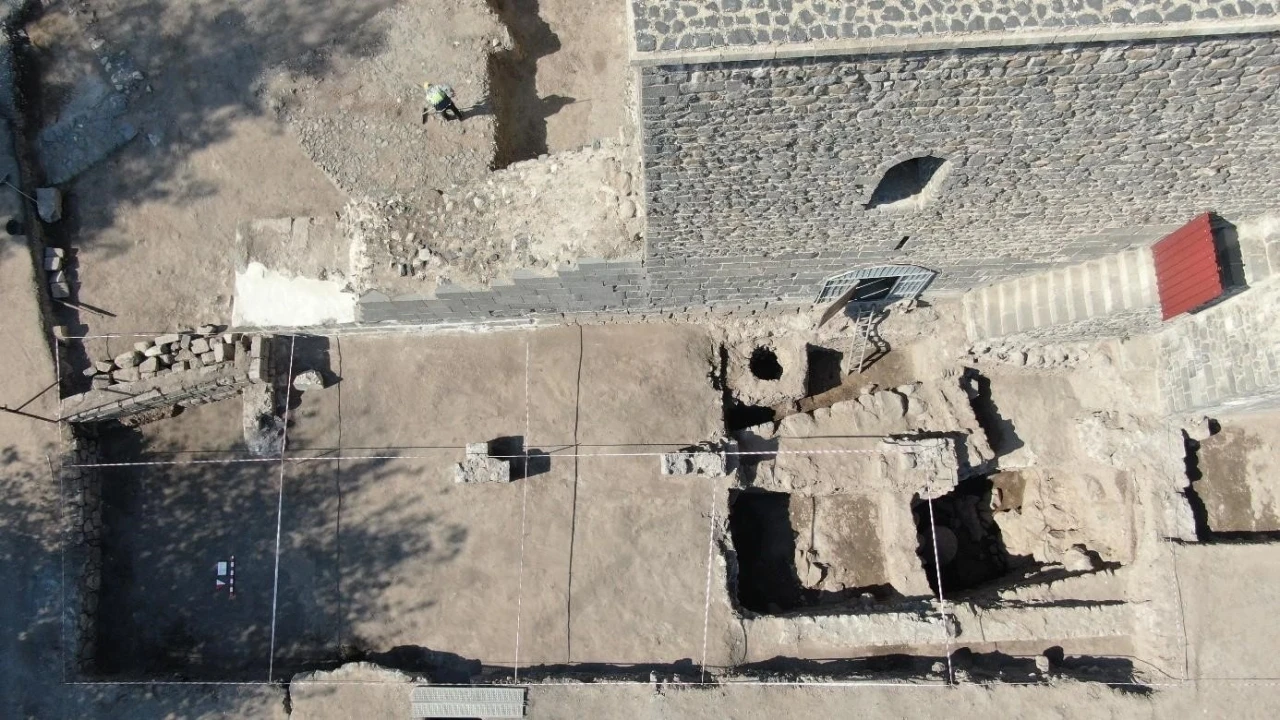 Bir asırdır toprak altında olan Diyarbakır surlarının 1.35 metresi g&uuml;n y&uuml;z&uuml;ne &ccedil;ıkartıldı
