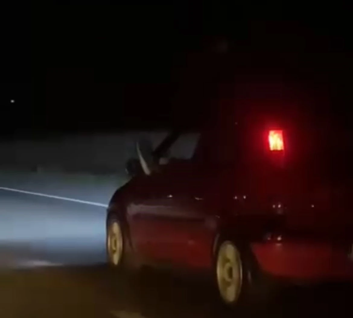 Bir ayağı camda bir ayağı gazda yolculuk kamerada
