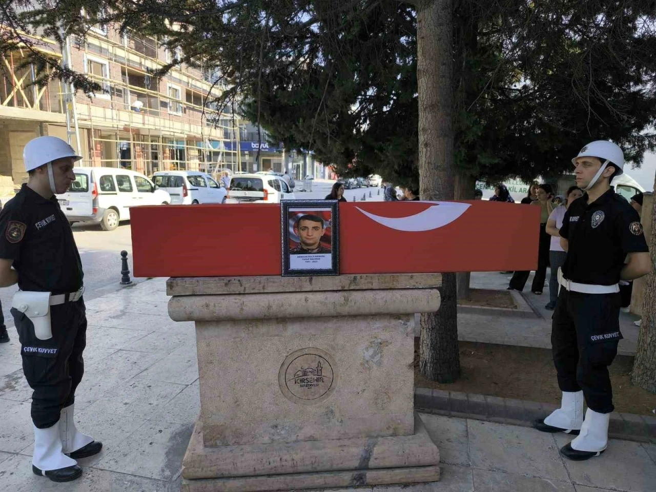 Bir aylık yaşam mücadelesini kaybeden polis memuru son yolculuğuna uğurlandı
