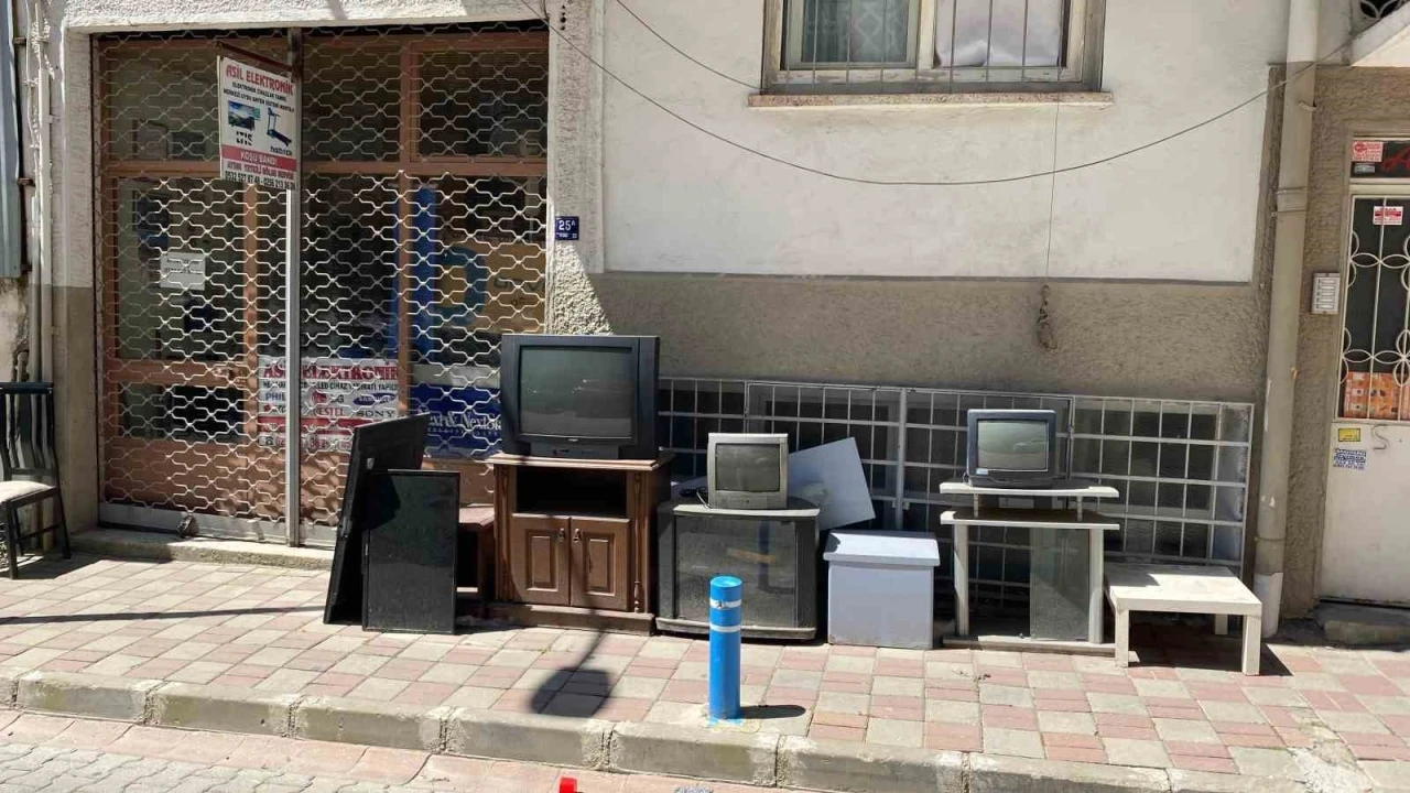 Bir d&ouml;nemin vazge&ccedil;ilmezi t&uuml;pl&uuml; televizyonlar, şimdilerde nostalji yaşatıyor

