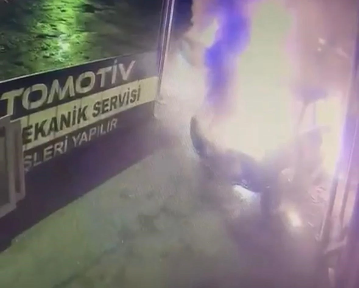 Bir g&uuml;n &ouml;nce oto sanayiye bırakılan kazalı otomobil alev aldı
