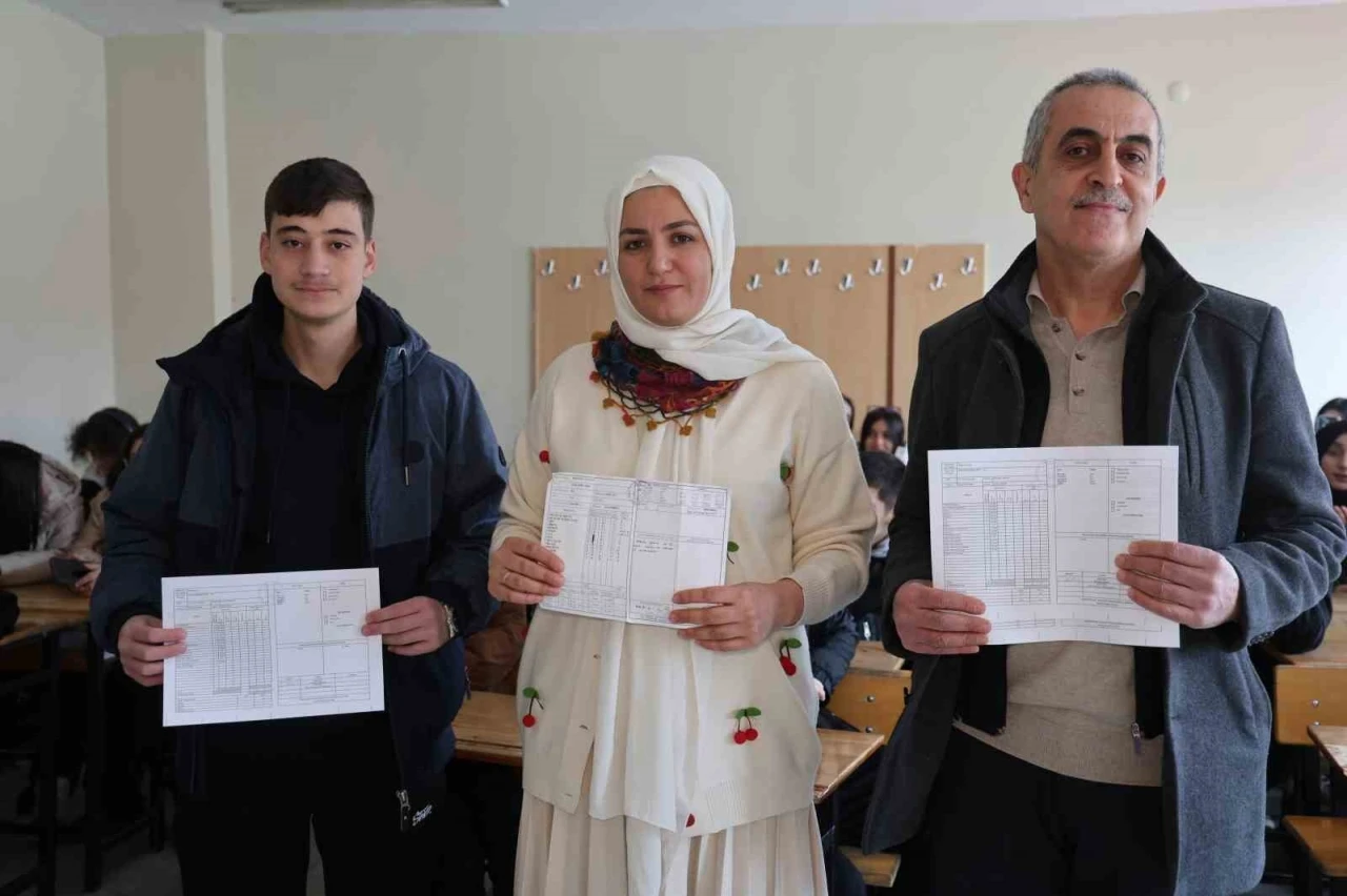 Bir okul, &uuml;&ccedil; nesil, tek karne g&uuml;n&uuml;
